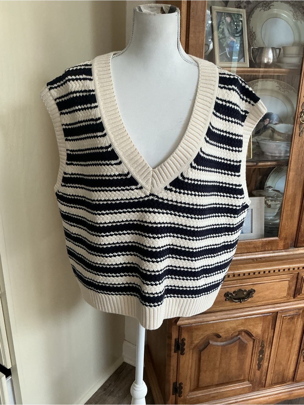 Boden Sleeveless V-Neck Striped cable Knit Sweater Vest Cream & navy XL